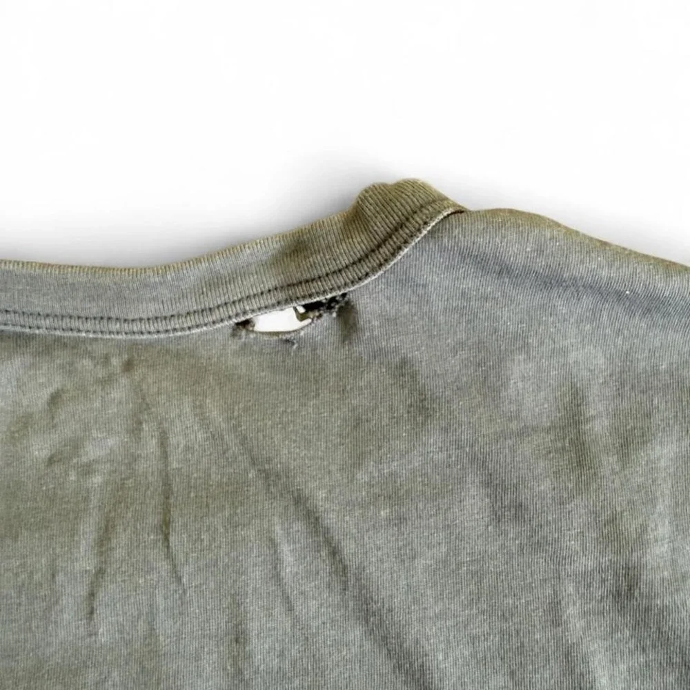 New Orleans Pelicans‎ grey tee.